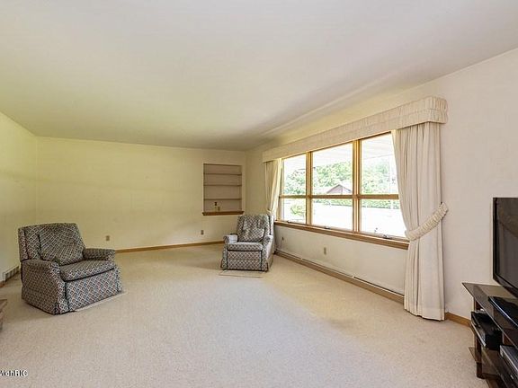3rd image of 1400 Hickory Dr