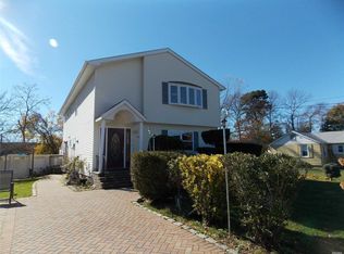 160 Woodrow Pkwy, West Babylon, NY 11704
