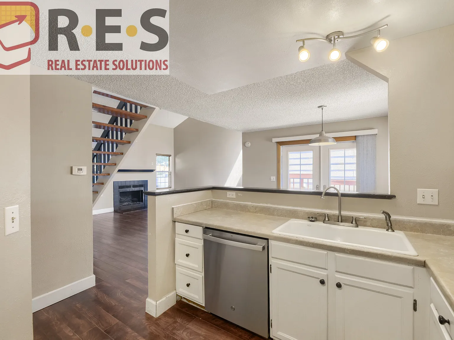 3 bed, 1.5 bath, 1179 sqft, $2,495 — Photo 2
