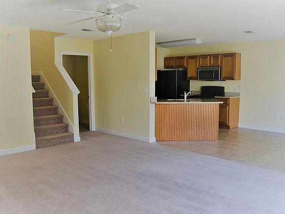 3rd image of 823 Sugar Plum Ln