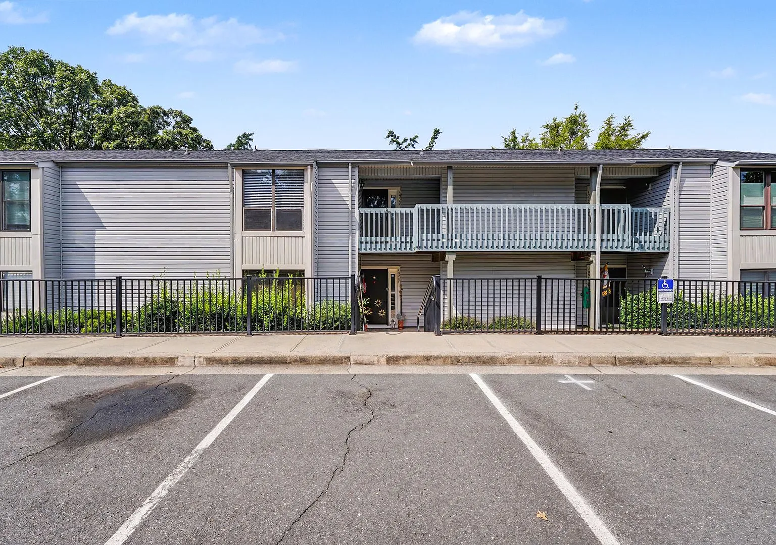 Charming 2BR/2BA South Charlotte Condo with Private Balcony & Fireplace — Photo 2