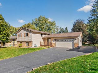 1949 Timber Wolf Trl N, Eagan, MN 55122