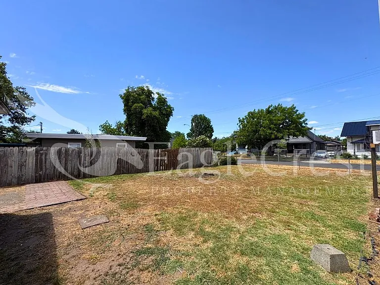 1001 W Chestnut St — Photo 37