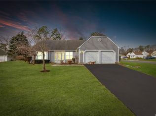 26 Royal Dr, Coram, NY 11727