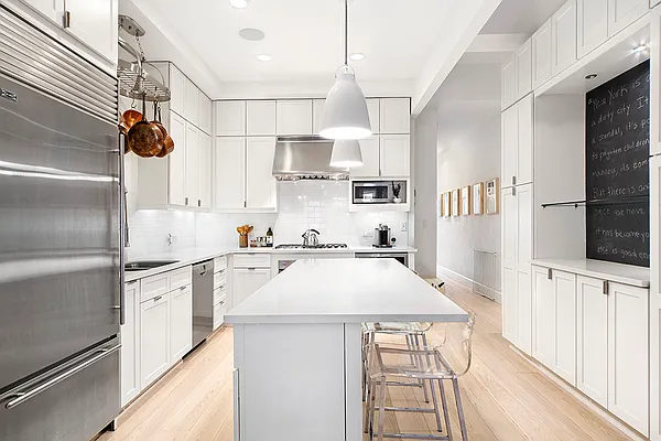 Sold by Warburg | media 6