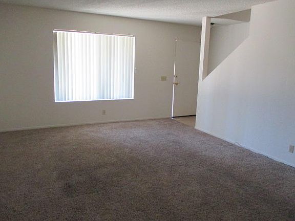 3rd image of 546 E Lancaster Blvd