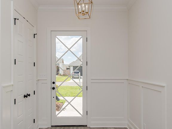 3rd image of 125 Lakes Edge Dr