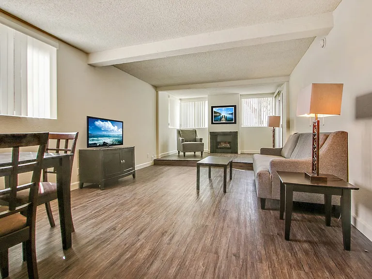 Woodcliff Apartments — Photo 74