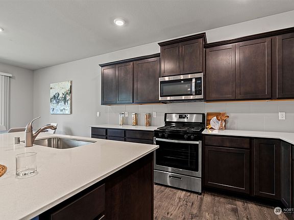 4th image of 10711 32nd Street NE
