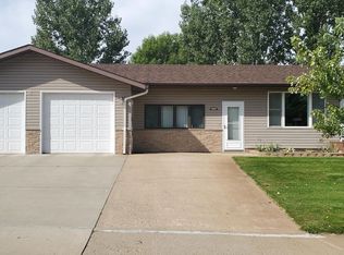 576 7th Ave SW, Dickinson, ND 58601