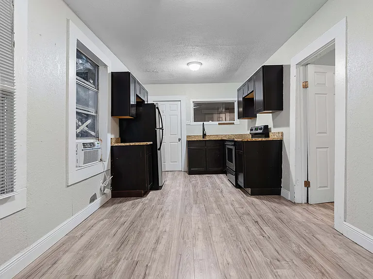 2205 E 5th Ave — Photo 15