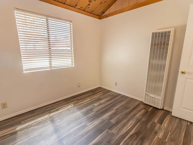 744 E Meadow Ln — Photo 8