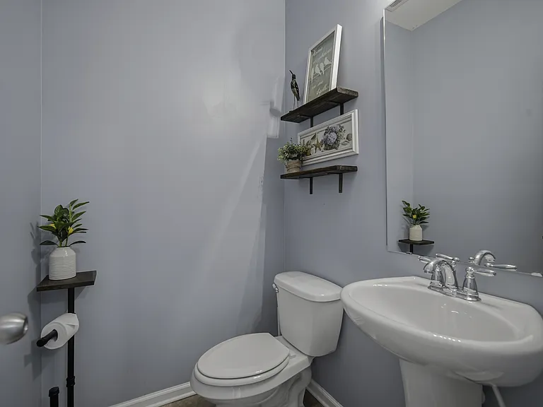 225 Urbano Ln — Photo 16