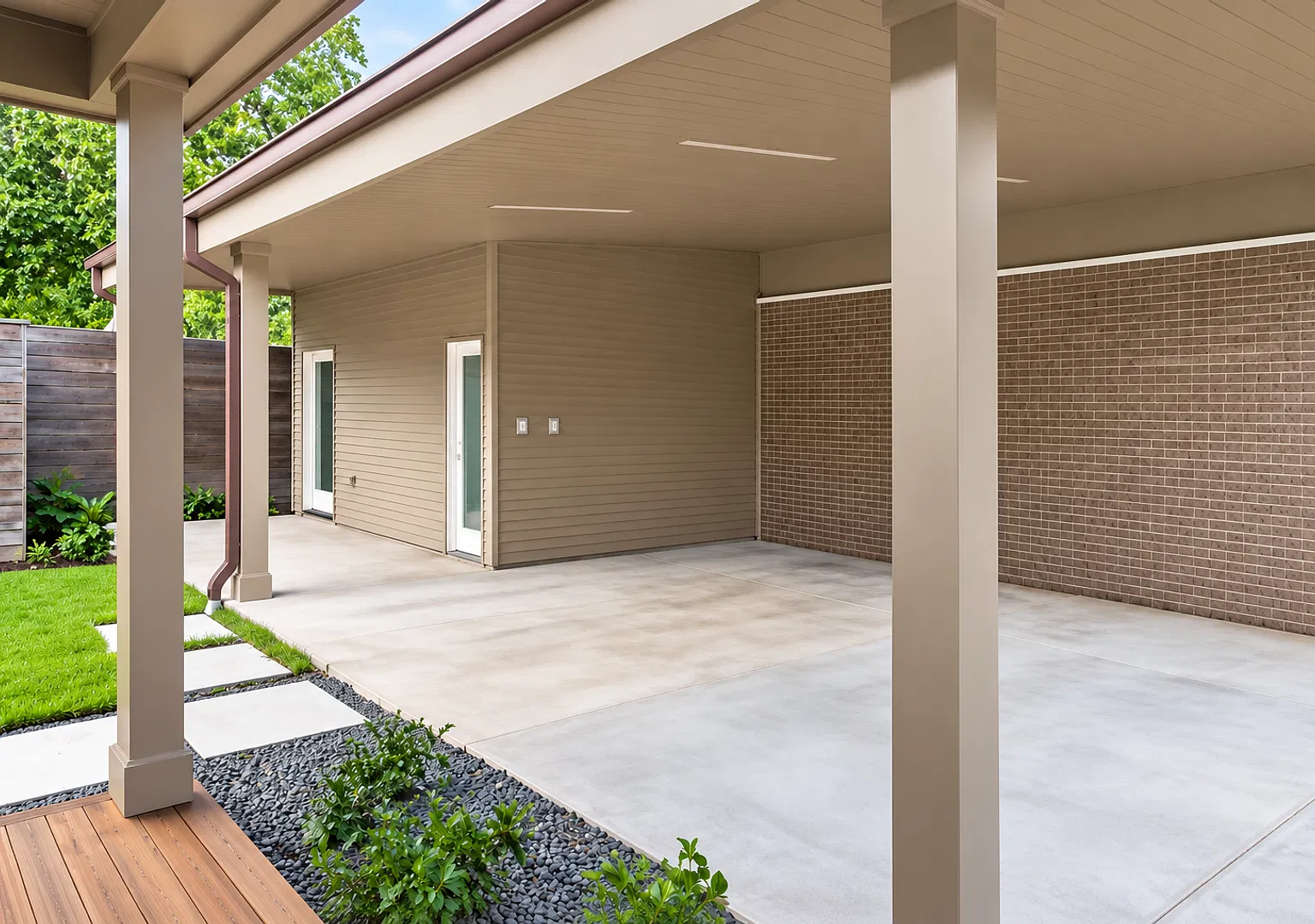Immaculately remodeled 3/2 Craftsman bungalow across from Menil Collection — Photo 3