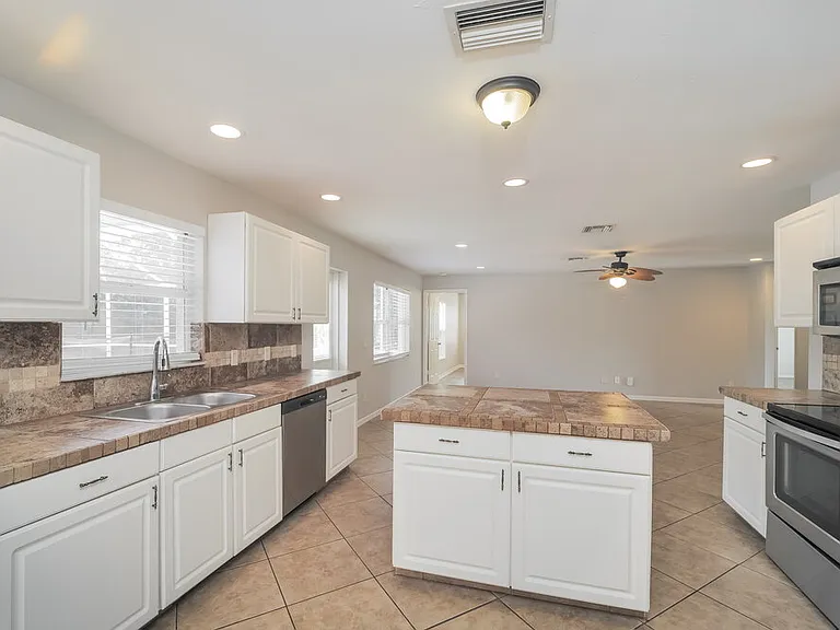 1413 SW 11th Pl — Photo 7