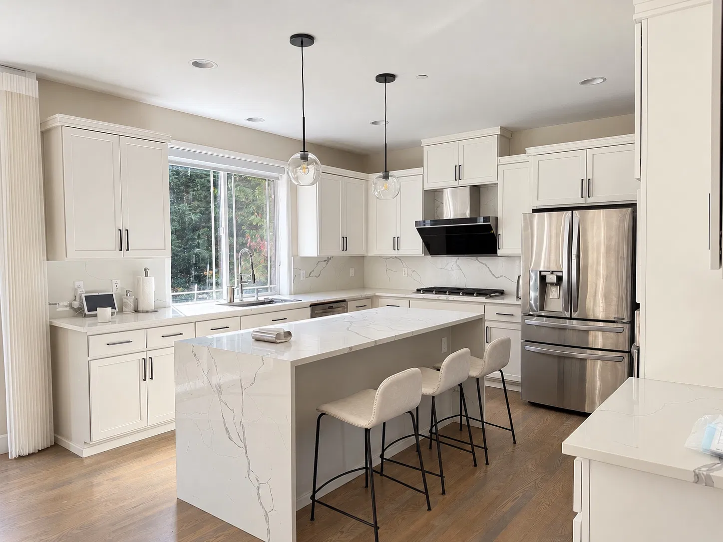 4 bed, 3640 sqft, $5,300 — Photo 4