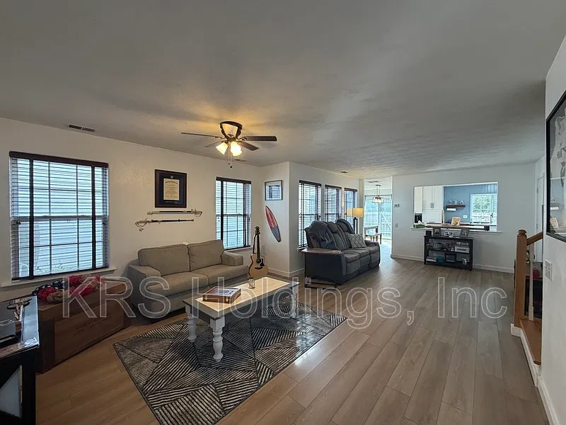 3 bed, 2.5 bath, 1800 sqft, $2,600 — Photo 2