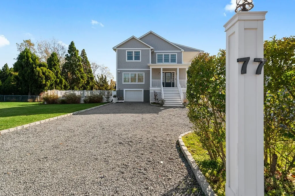 Near Beach And Village Of Westhampton Beach With Bay Views — Photo 2
