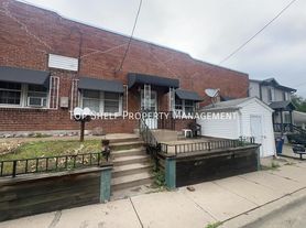 2303 E 9th St, Des Moines, IA
