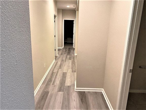 4th image of 400 Paisley Pl