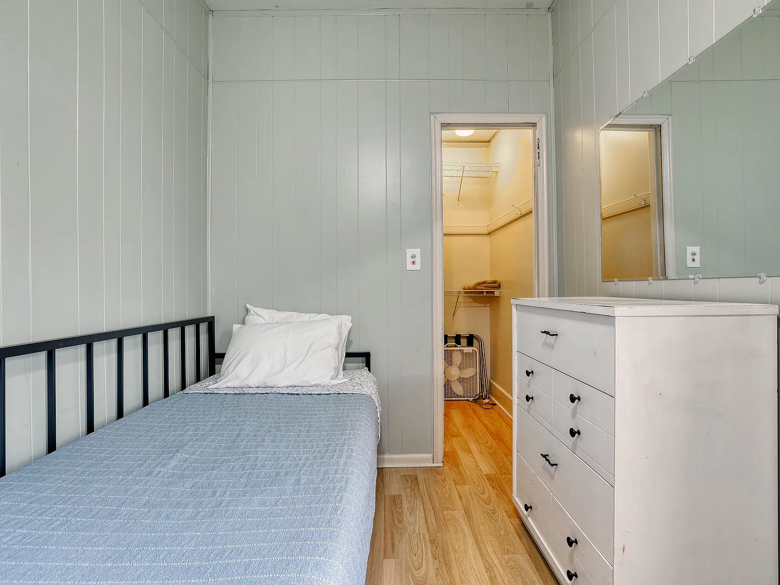 2513 S Howell Ave — Photo 4