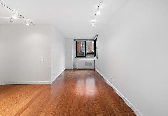 4th image of 45 W 67th St APT 10D