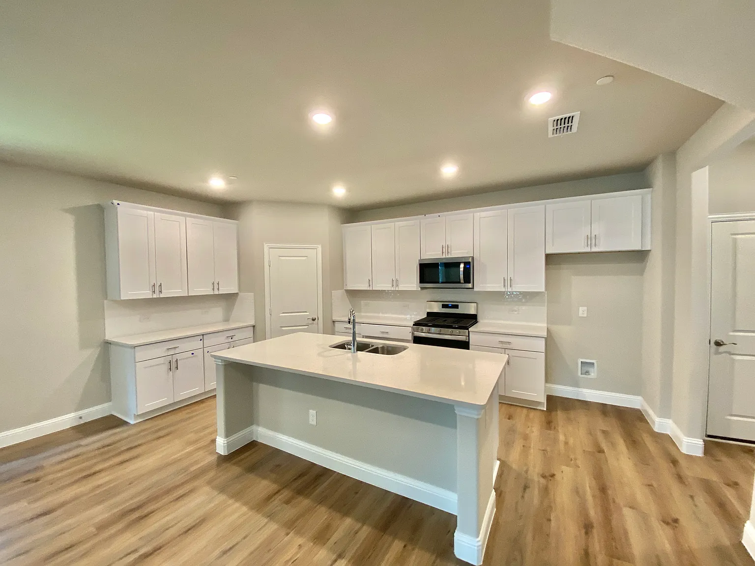 3 bed, 2.5 bath, 2411 sqft, $2,700 — Photo 2
