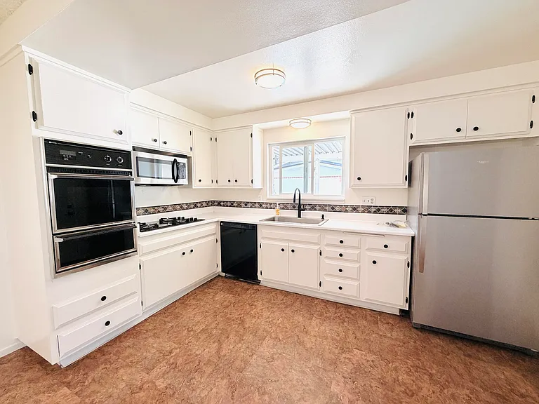 396 N Kellogg Ave — Photo 5