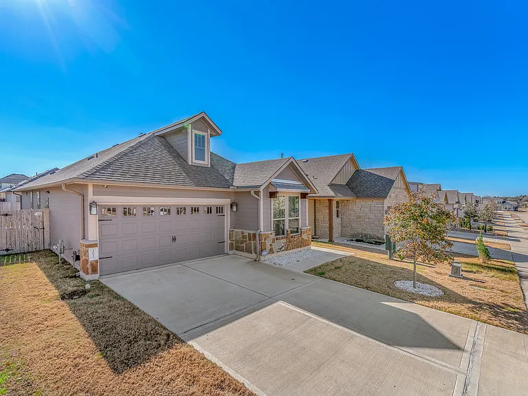 1052 Toledo Bend Dr — Photo 2