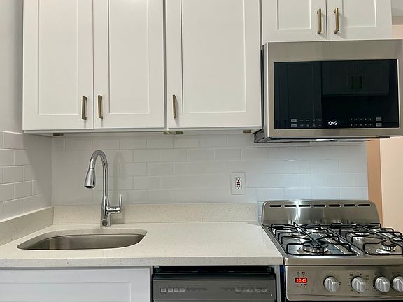 4th image of 415 E 71st St #2B