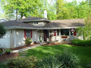3463 Tree Ln, North Olmsted, OH 44070