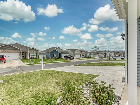 3rd image of 90 Thistle Dr