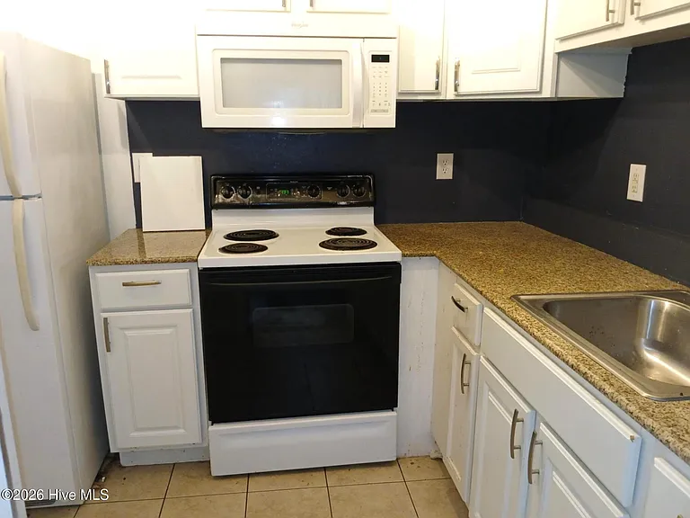 2204 Princess Place Dr #B — Photo 8