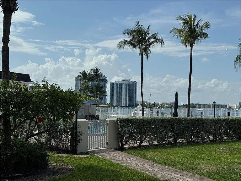2821 N Miami Beach Blvd #5P — Photo 25
