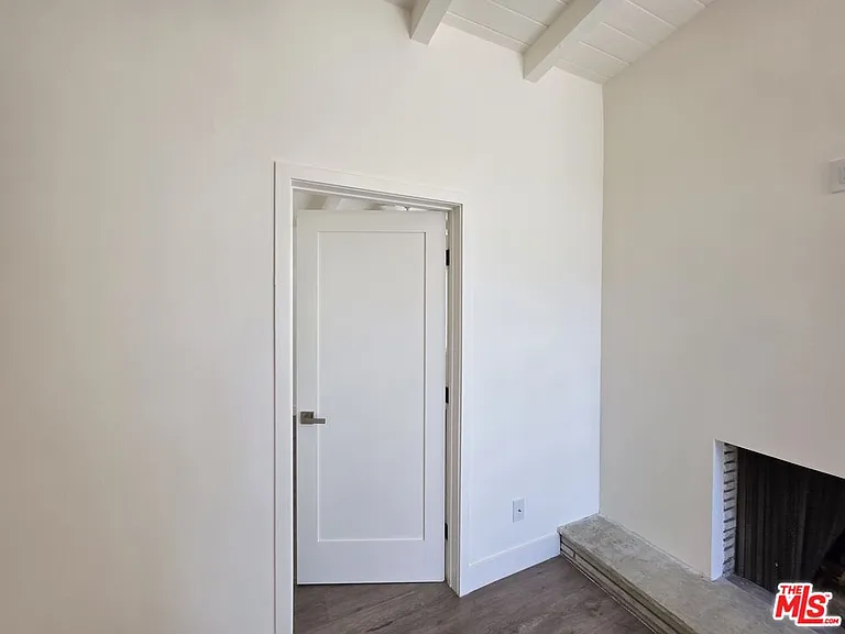 1635 S Beverly Glen Blvd #6 — Photo 37