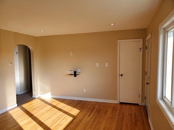 3rd image of 797 W Brookmont Blvd