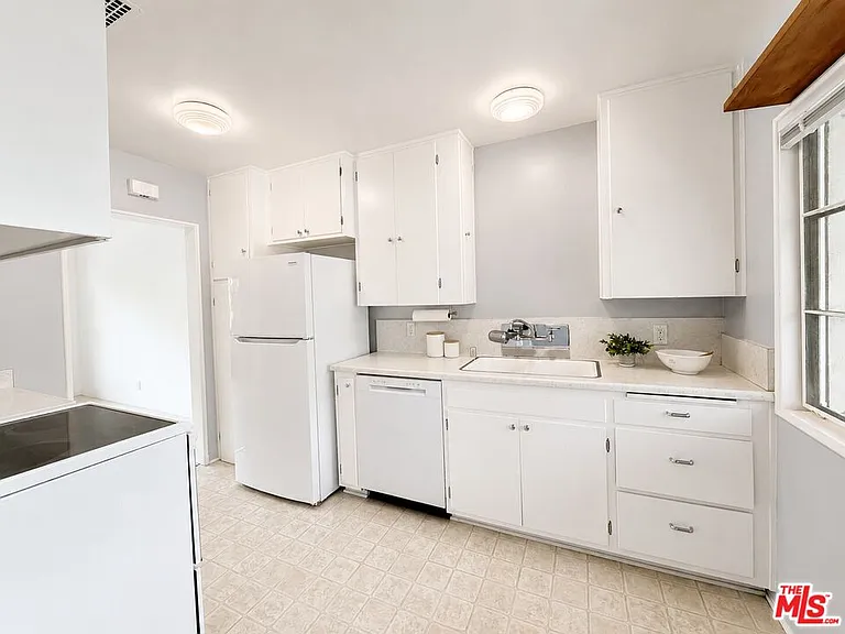 5370 1/2 Village Grn — Photo 5