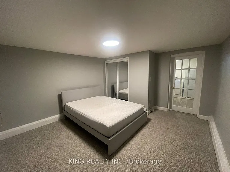 137 Wellington St — Photo 1