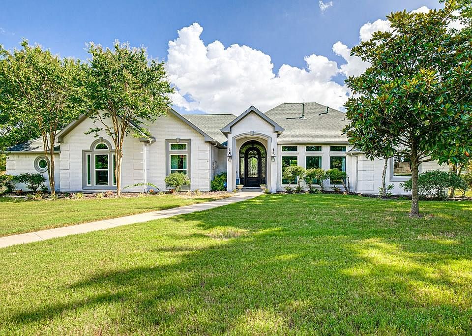 1st image of 400 Chippendale Dr
