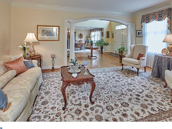 3rd image of 124 Wynleigh Dr E