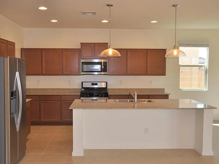 838 W Carlsbad Dr — Photo 2