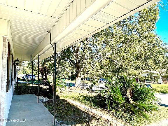 5th image of 2125 Crestwood Dr
