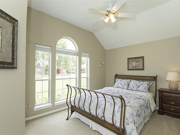 4th image of 807 Courtside Dr E