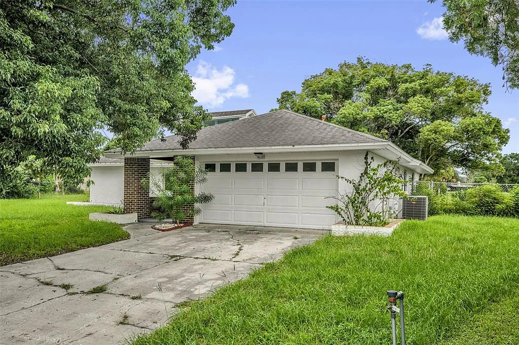 3 bed, 2.0 bath, 1374 sqft, $2,200 — Photo 1