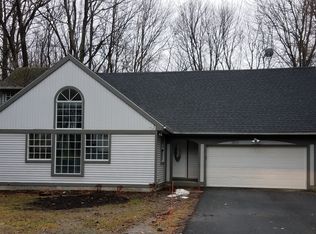 3255 Pineview Dr, Walworth, NY 14568