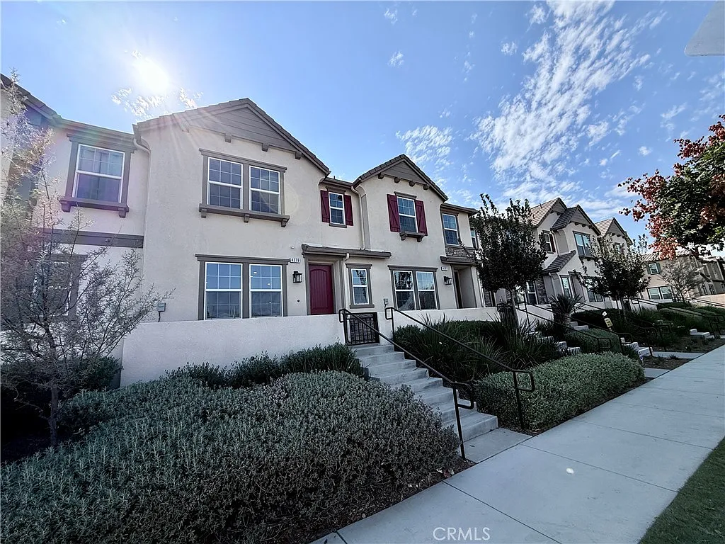 3 bed, 2.5 bath, 1555 sqft, $3,500 — Photo 2