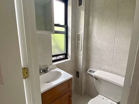 5th image of 251 Jefferson St APT 2