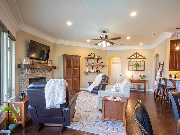 5th image of 705 Bandera Dr