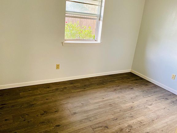 4th image of 601 N Story Ave