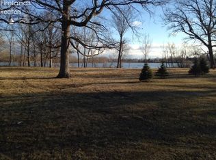 1121 S Golf Ln, Oak Harbor, OH 43449